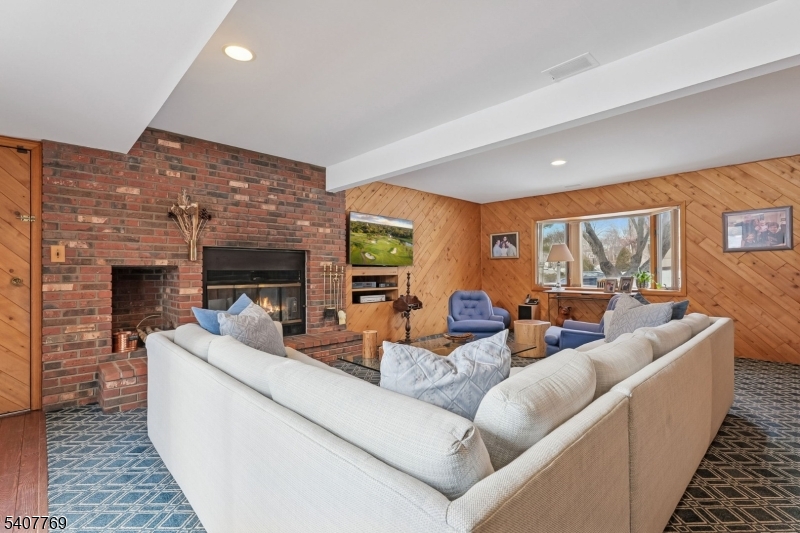 68 E Sherbrooke Pkwy