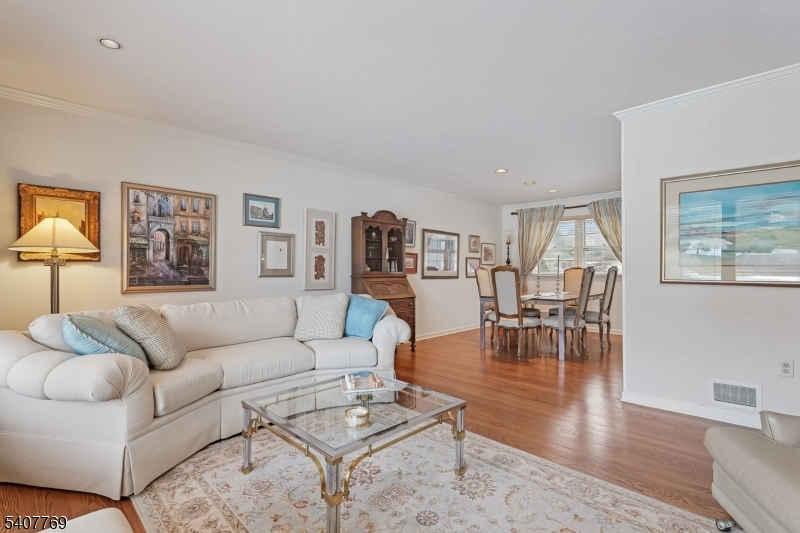 68 E Sherbrooke Pkwy