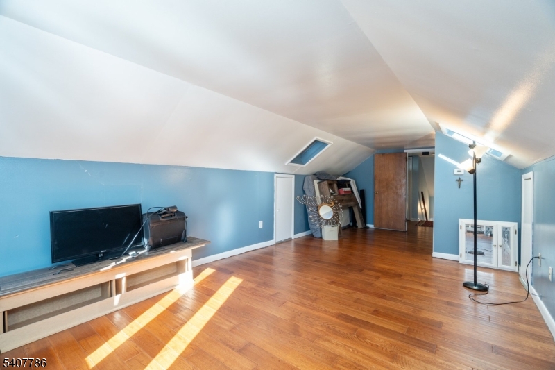 18 Elycroft Ave E
