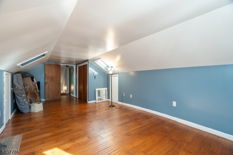 18 Elycroft Ave E