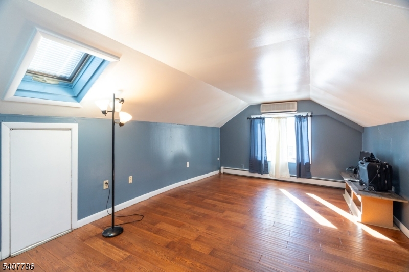 18 Elycroft Ave E