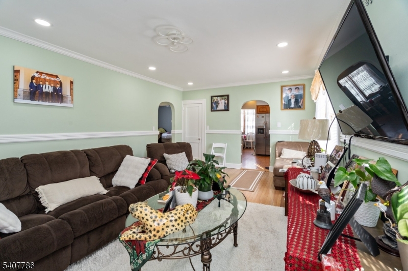 18 Elycroft Ave E