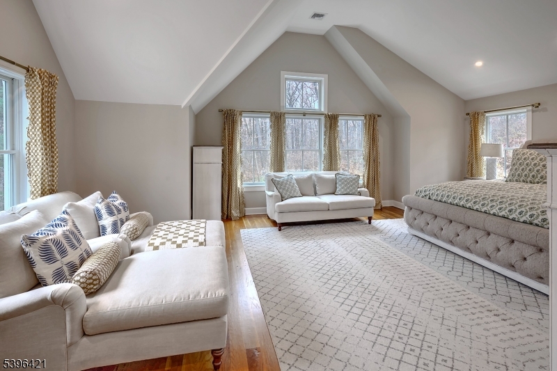 93 Pleasantville Rd