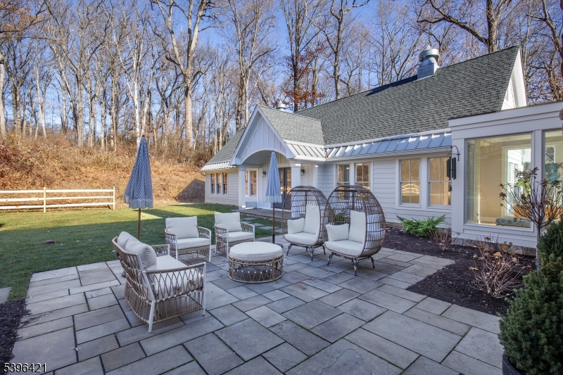 93 Pleasantville Rd