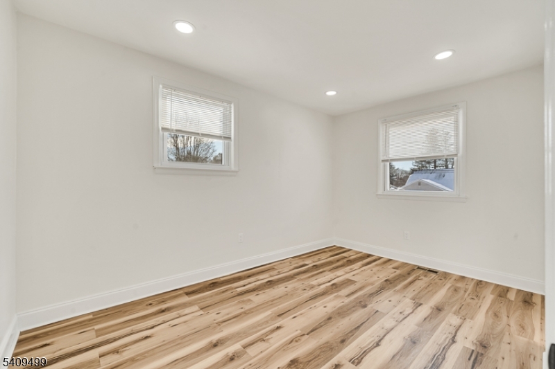 33 Sycamore Dr