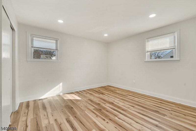33 Sycamore Dr