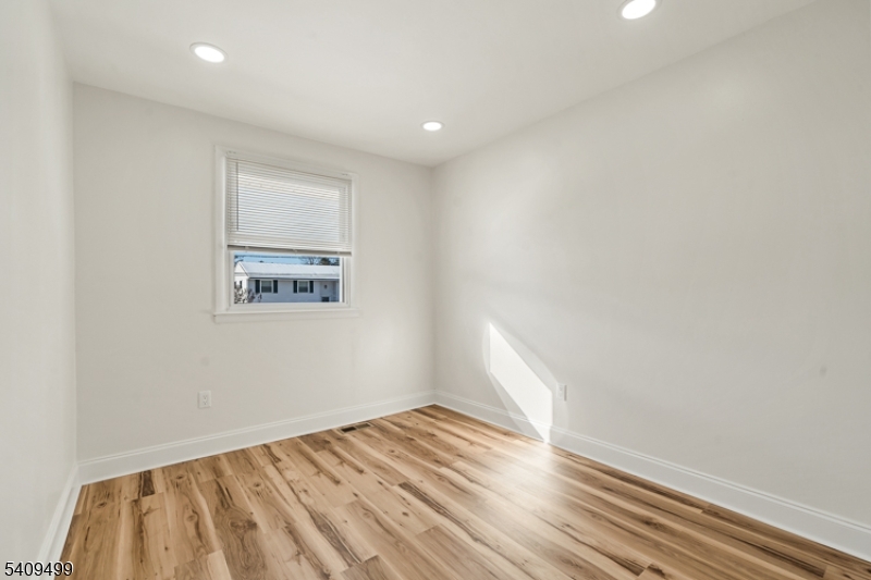 33 Sycamore Dr