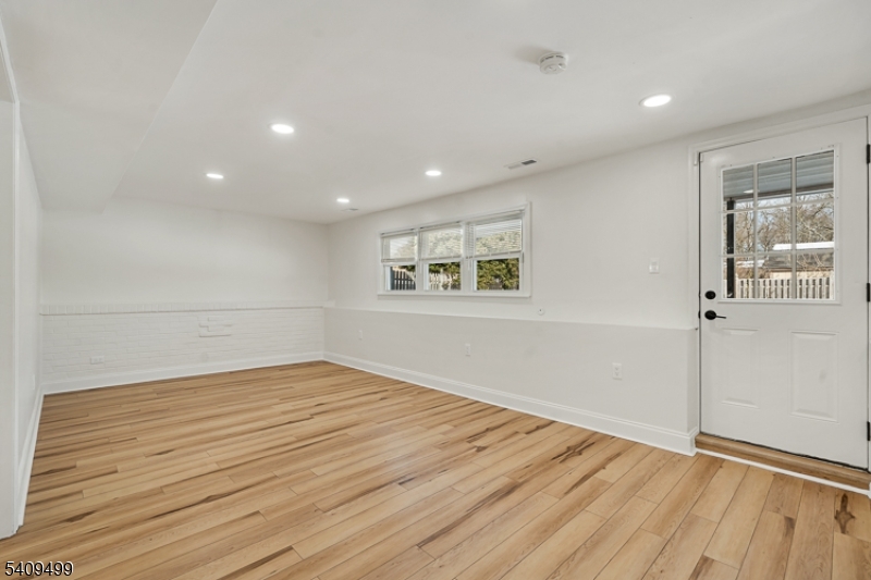 33 Sycamore Dr