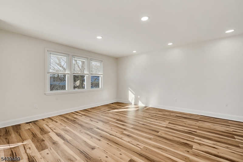 33 Sycamore Dr