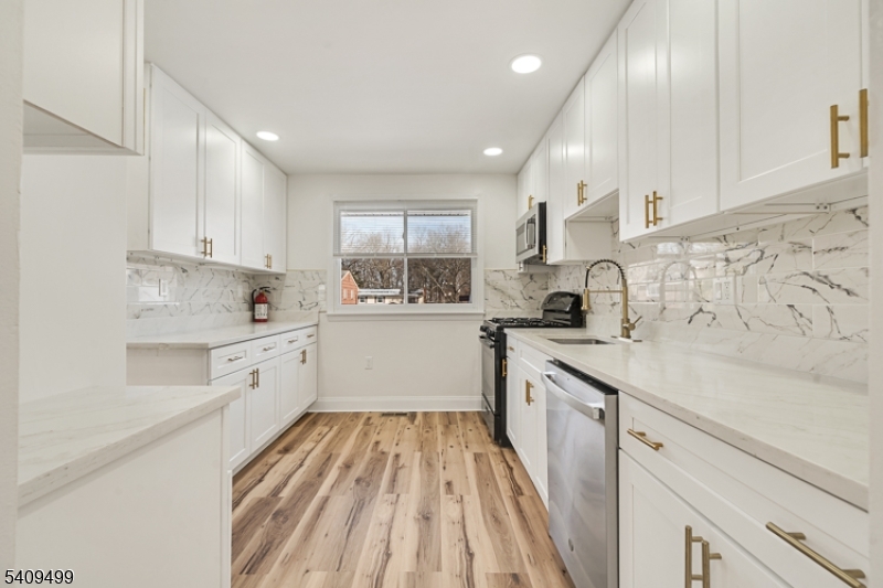 33 Sycamore Dr