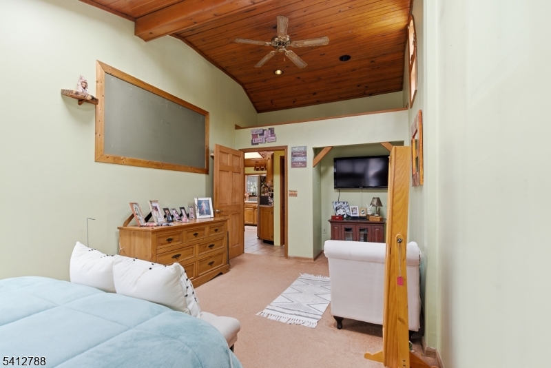 543 Lakeside Ave