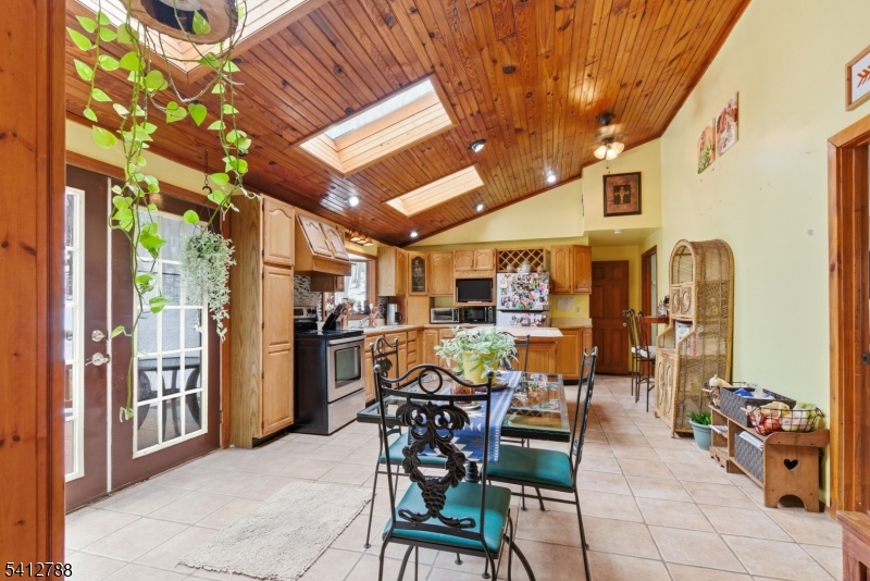 543 Lakeside Ave