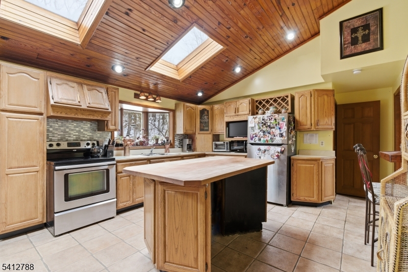 543 Lakeside Ave