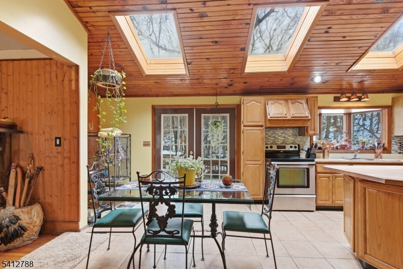 543 Lakeside Ave