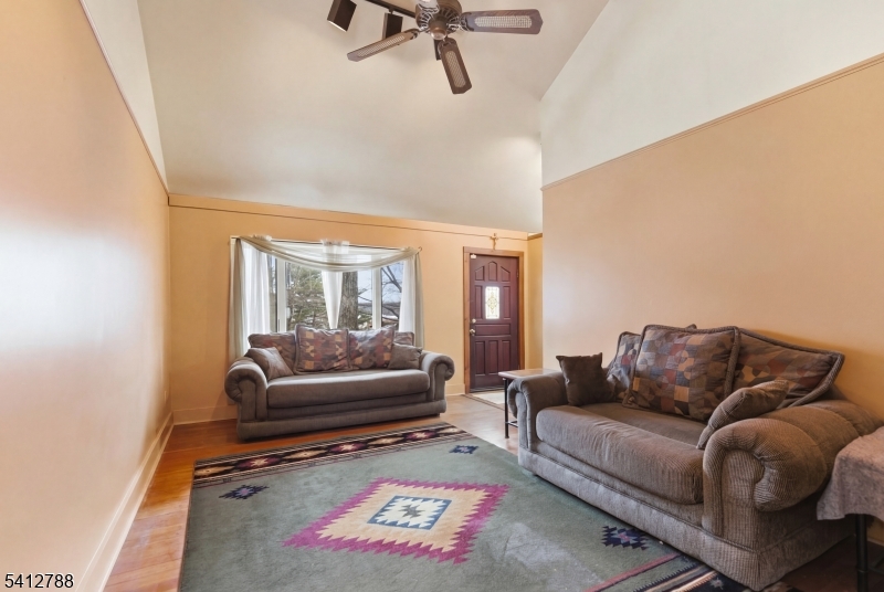 543 Lakeside Ave