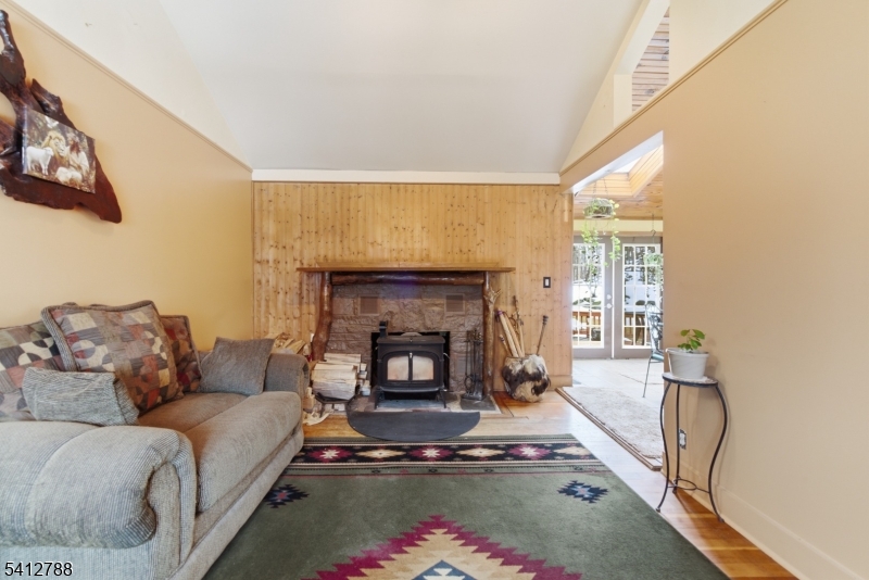 543 Lakeside Ave