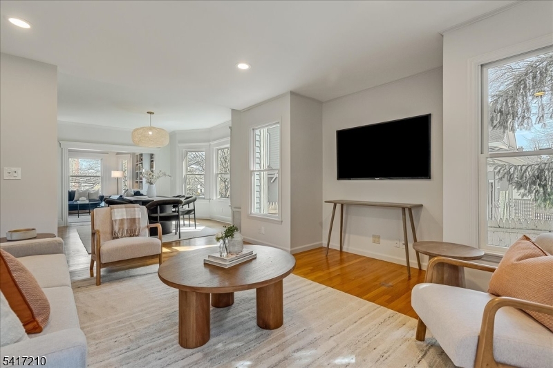 82 Essex Ave