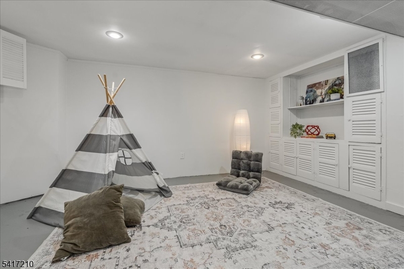 82 Essex Ave