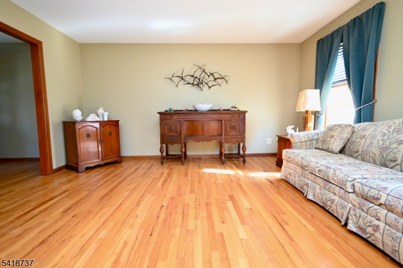 189 SCHOOLHOUSE ROAD