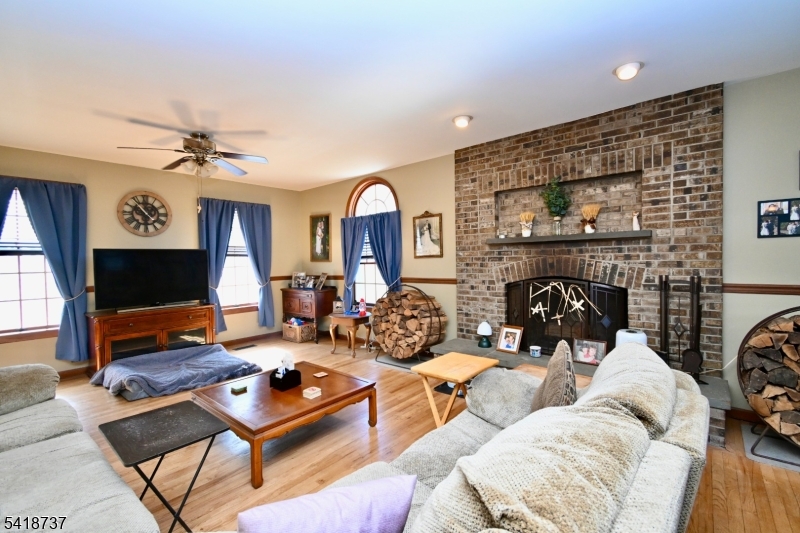 189 SCHOOLHOUSE ROAD