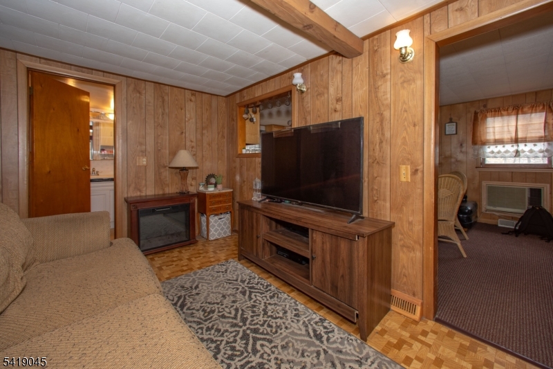 13 Glenwood Ln