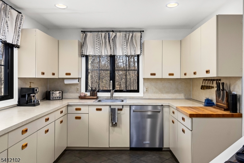 123 W Valley Brook Rd