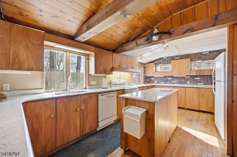 27 Plaza Dr