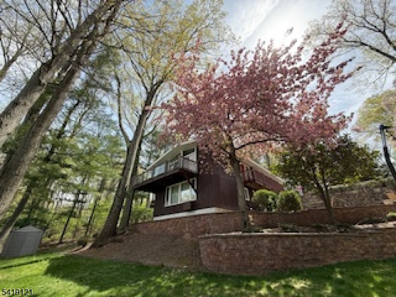 1044 Summit Ln