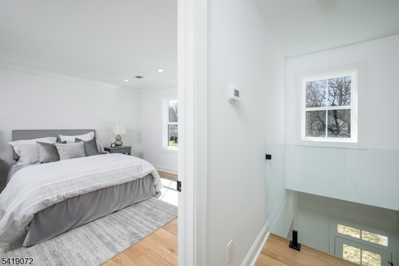 32 W Mcclellan Ave