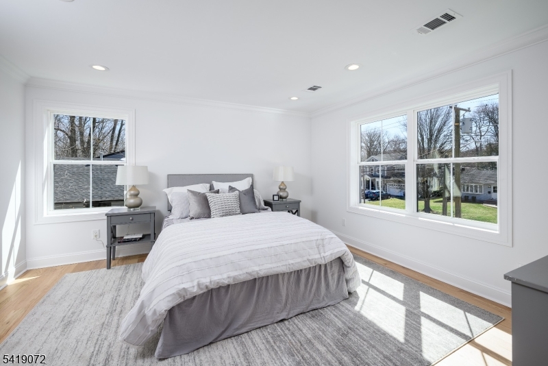 32 W Mcclellan Ave