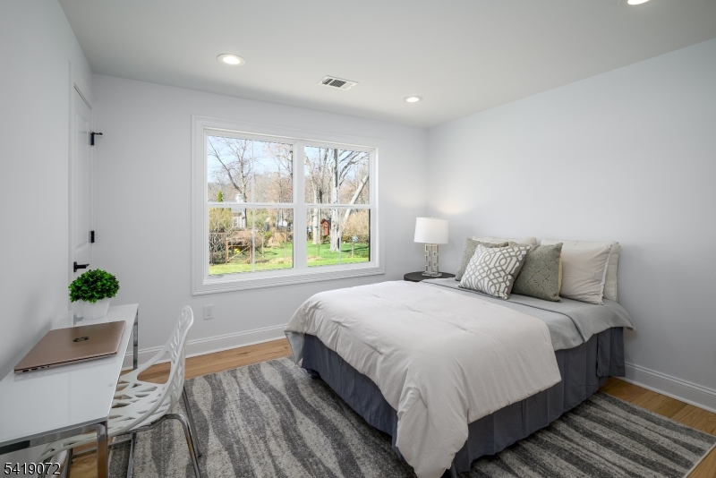 32 W Mcclellan Ave
