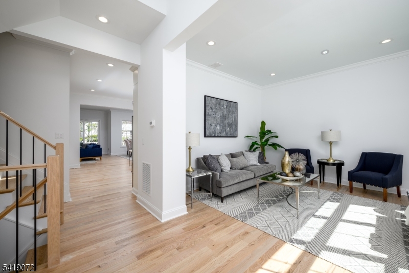 32 W Mcclellan Ave