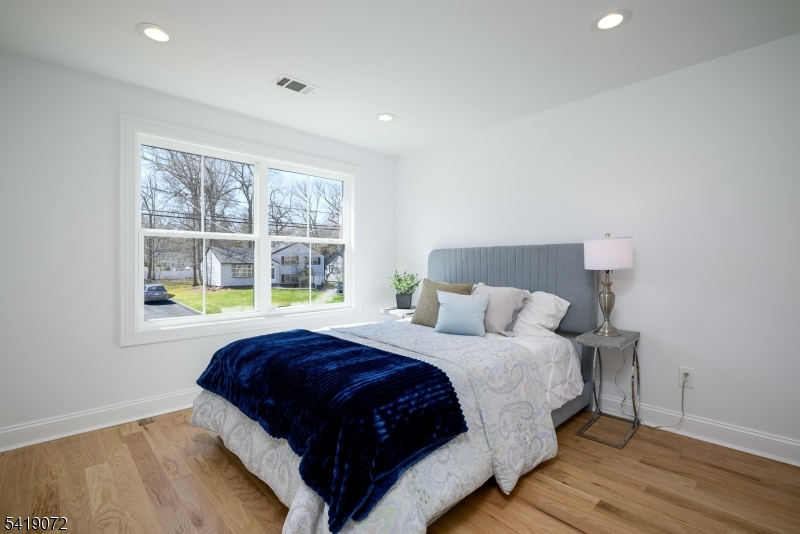 32 W Mcclellan Ave