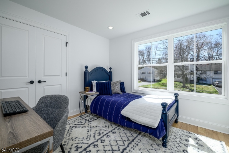 32 W Mcclellan Ave