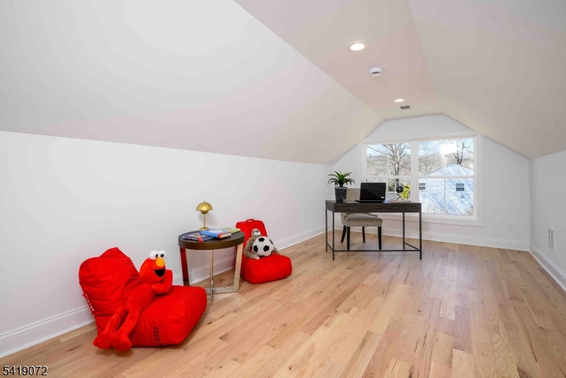 32 W Mcclellan Ave