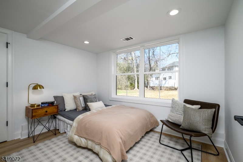 32 W Mcclellan Ave