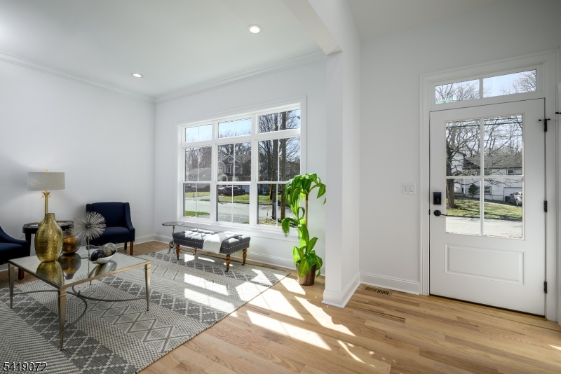 32 W Mcclellan Ave