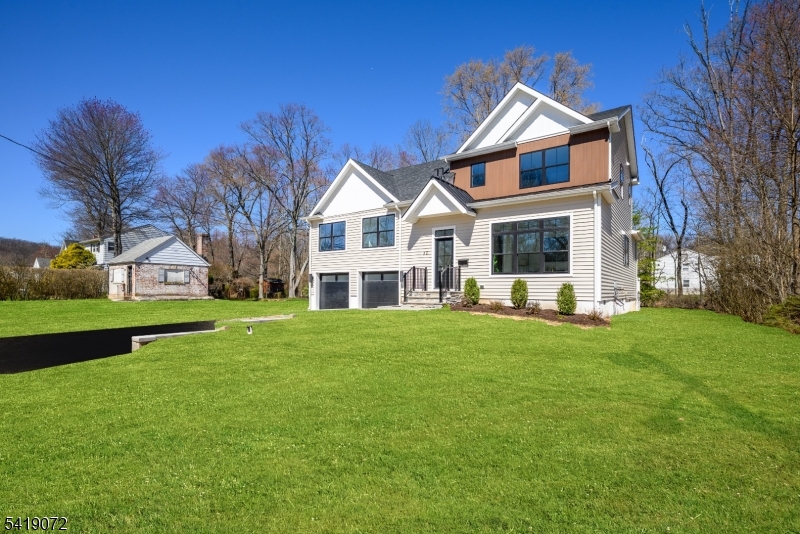32 W Mcclellan Ave