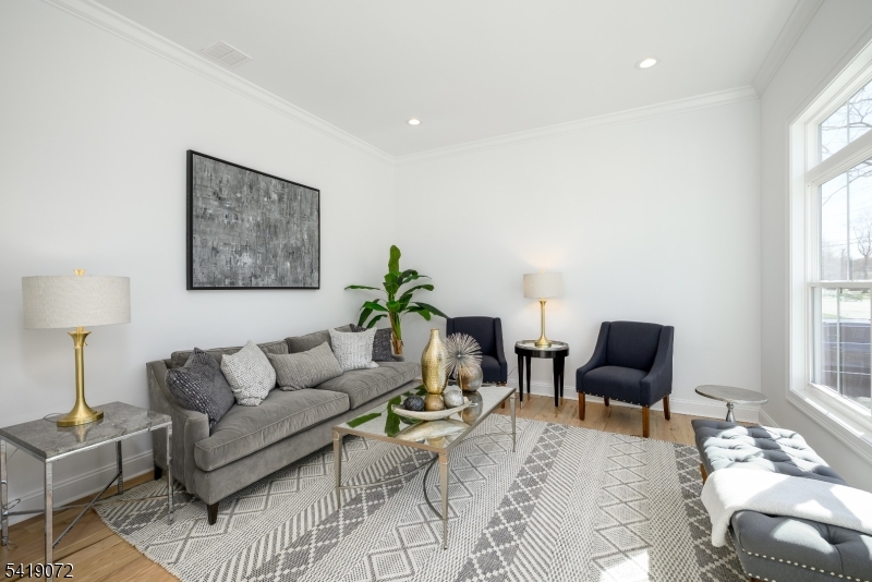 32 W Mcclellan Ave
