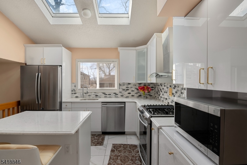 81 Hastings Ave