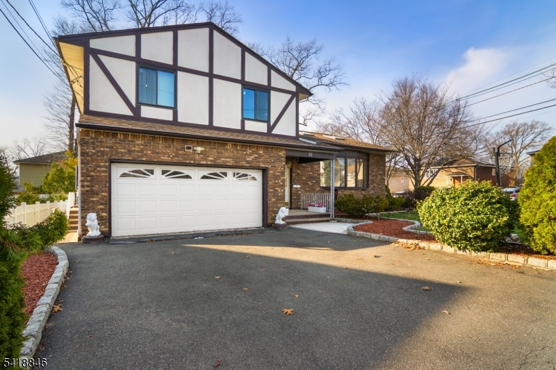 81 Hastings Ave