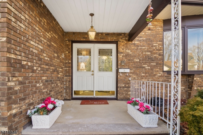 81 Hastings Ave