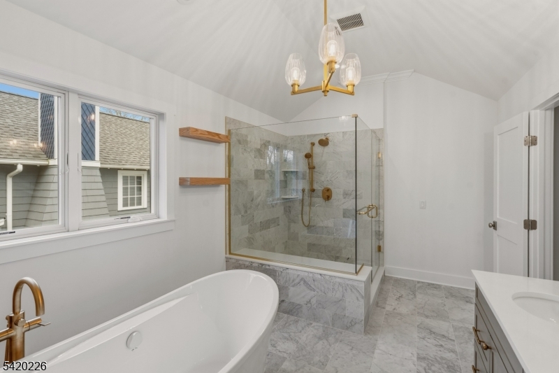 732 Embree Cres