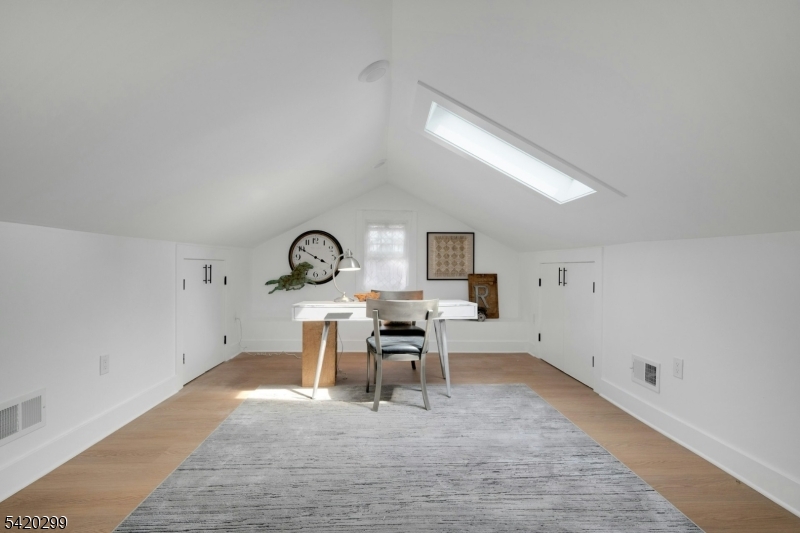 3 Laurel Pl