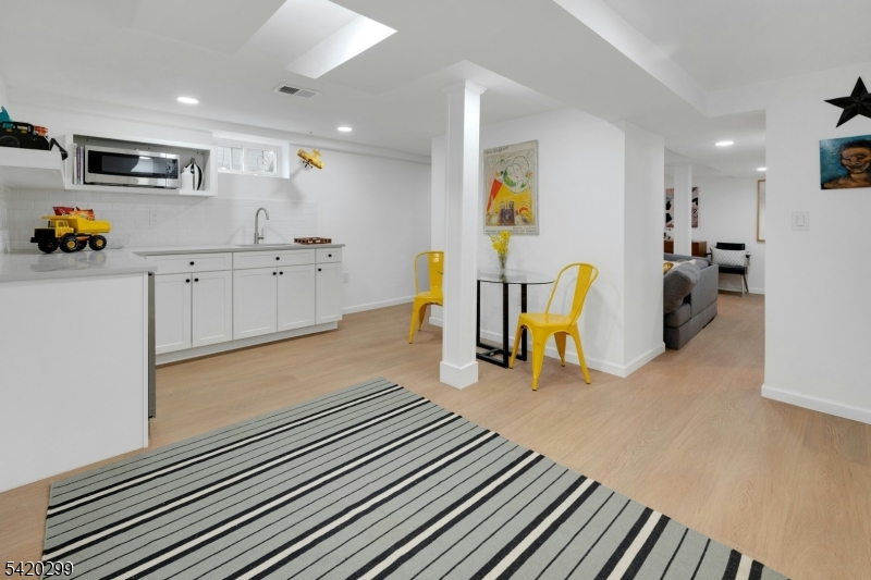 3 Laurel Pl