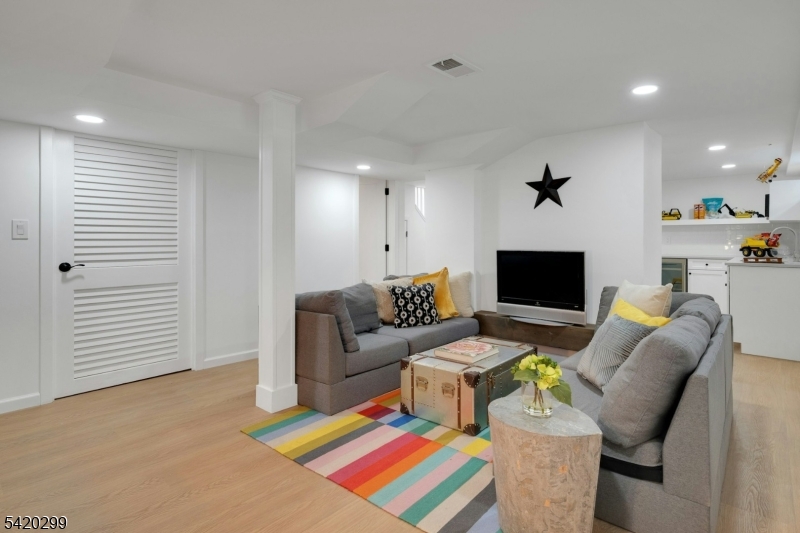3 Laurel Pl