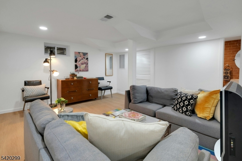 3 Laurel Pl