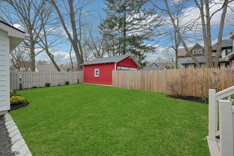 3 Laurel Pl