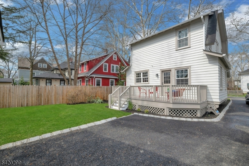 3 Laurel Pl