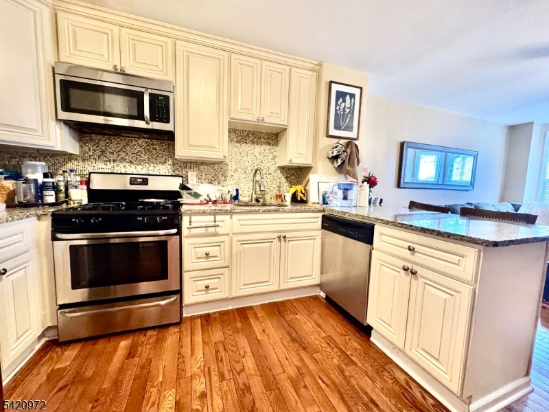 48 Wakeman Ave